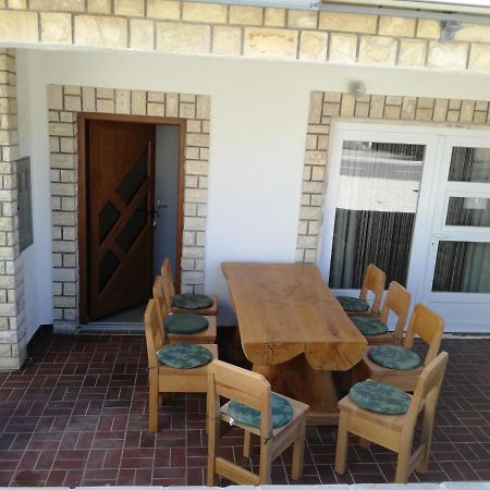 Apartments Domi Vir Bagian luar foto