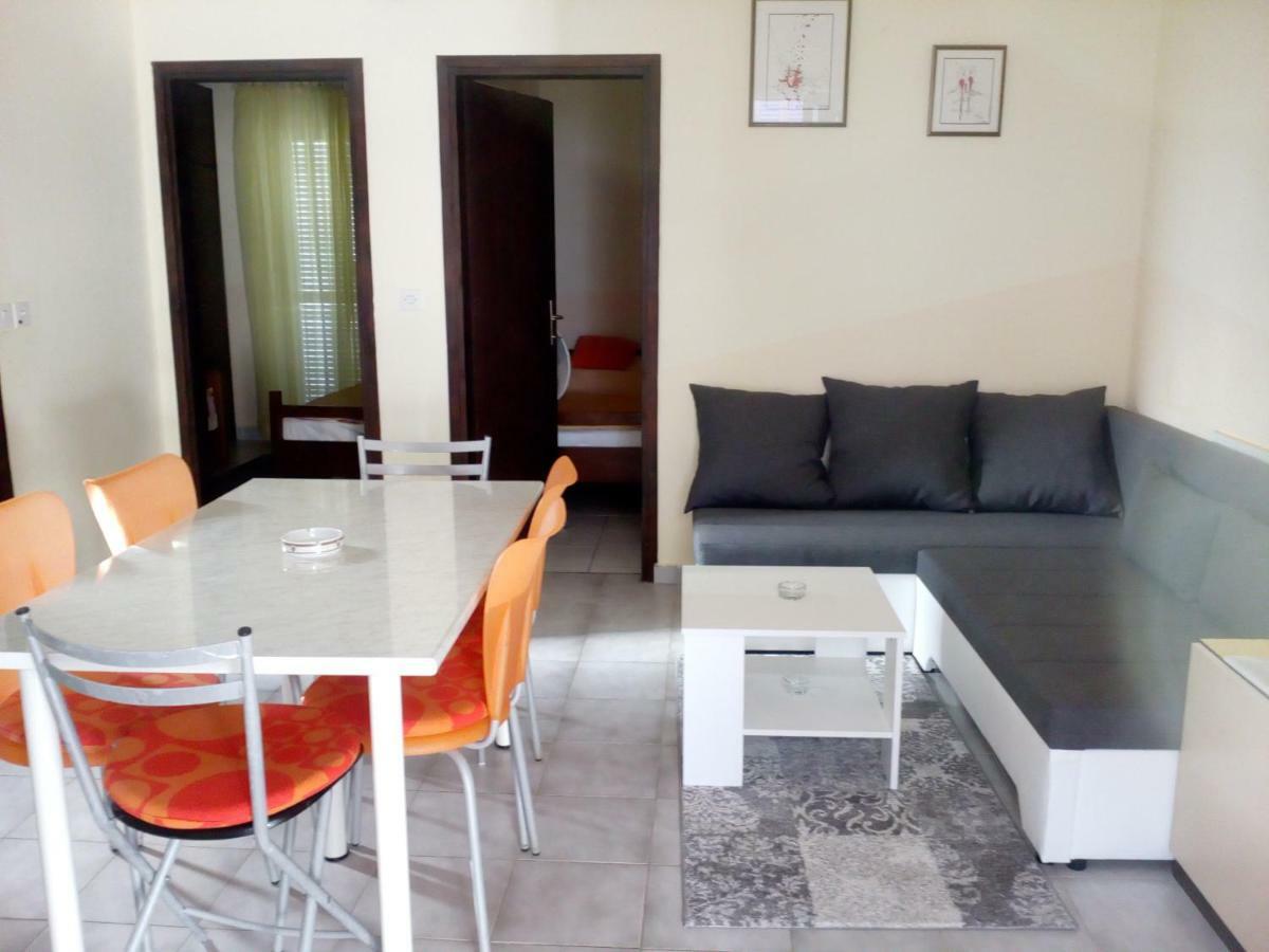 Apartments Domi Vir Bagian luar foto