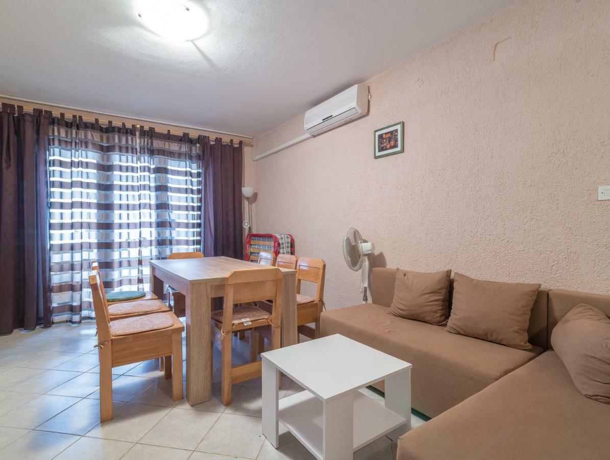 Apartments Domi Vir Bagian luar foto
