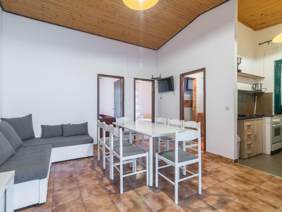 Apartments Domi Vir Bagian luar foto