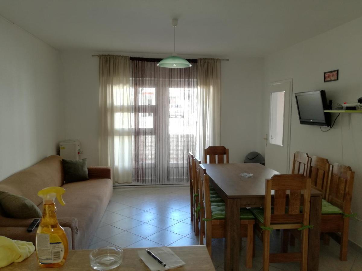 Apartments Domi Vir Bagian luar foto