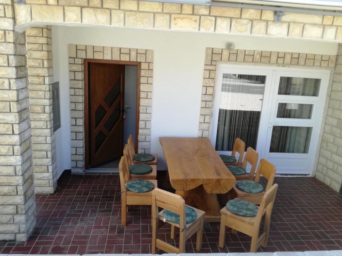 Apartments Domi Vir Bagian luar foto